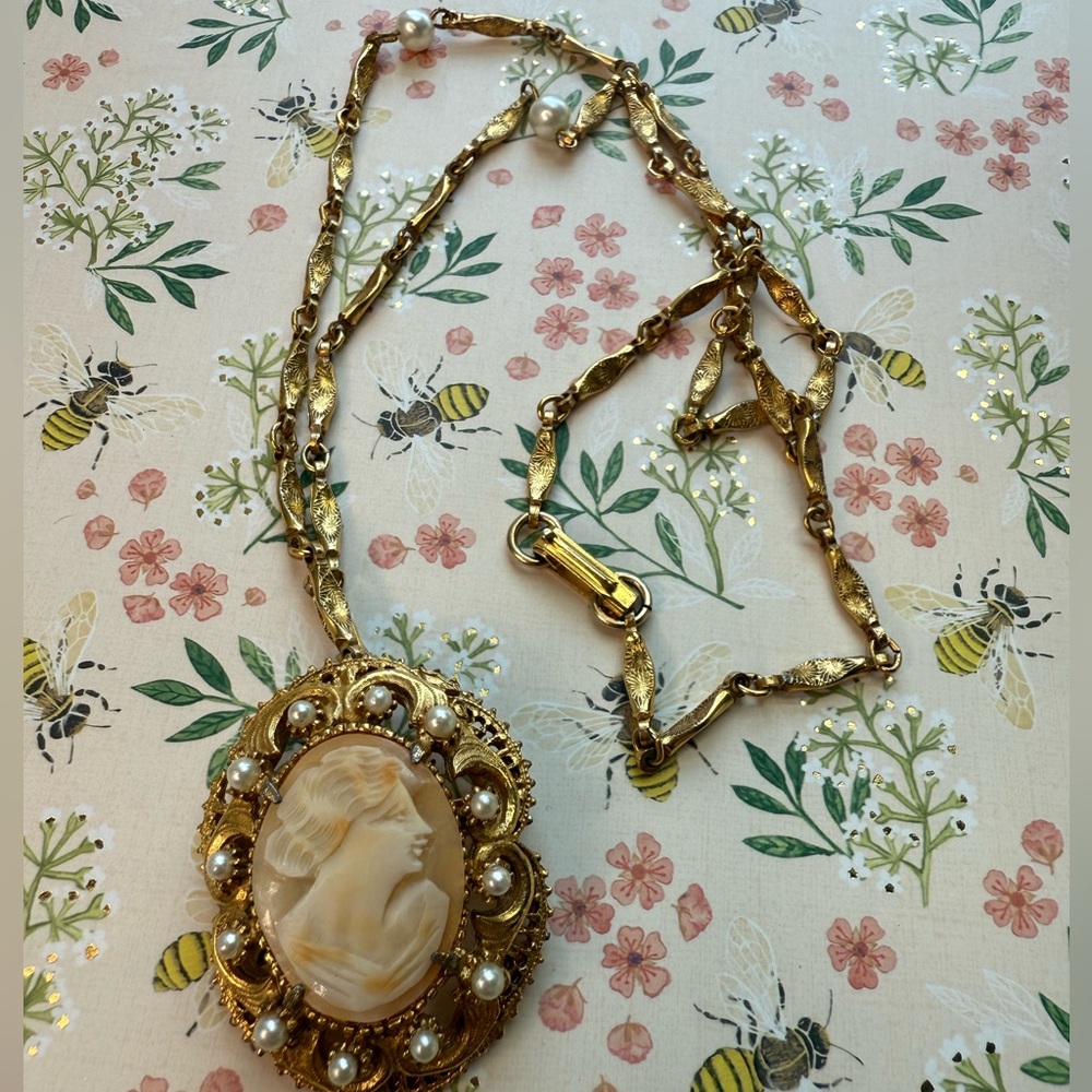 Vintage FLORENZA Shell Cameo Pendant Brooch Necklace Gold Tone - Picture 9 of 11